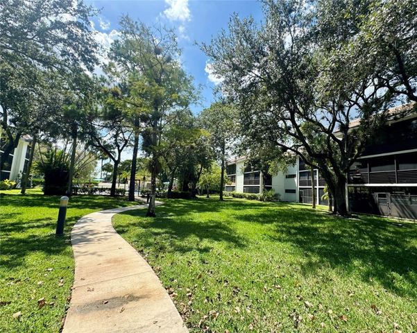 7653 NW 79 Avenue 110, Tamarac, FL 33321