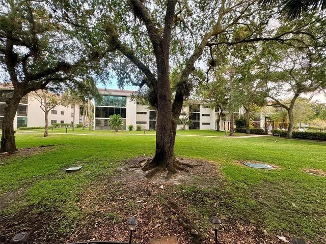 7653 NW 79 Avenue 110, Tamarac, FL 33321