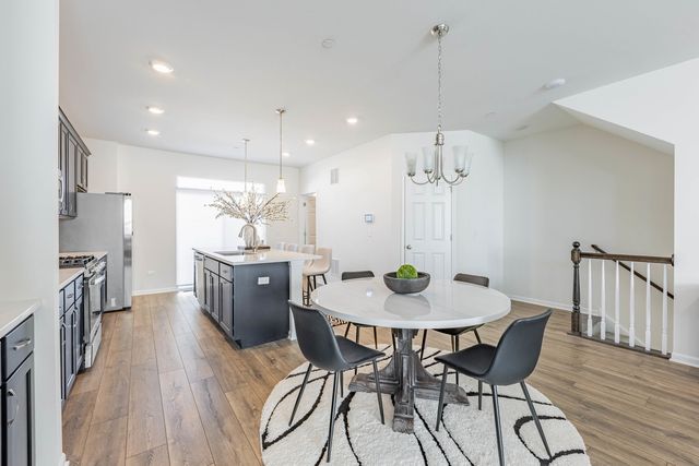 1050 E Oakton Street, Des Plaines, IL 60018