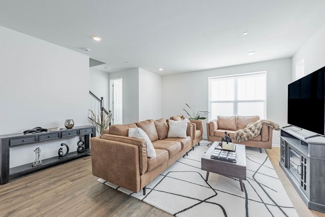 1050 E Oakton Street, Des Plaines, IL 60018