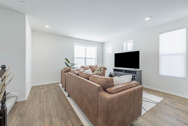 1050 E Oakton Street, Des Plaines, IL 60018