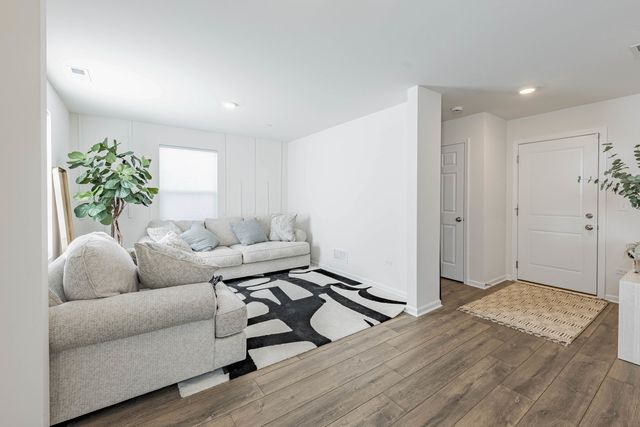 1050 E Oakton Street, Des Plaines, IL 60018