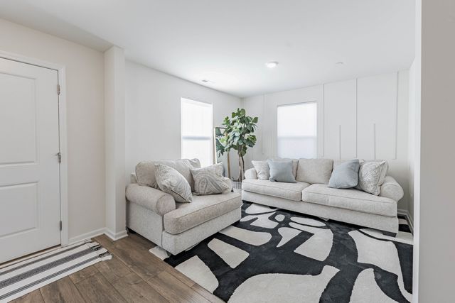 1050 E Oakton Street, Des Plaines, IL 60018