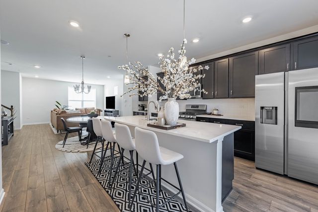 1050 E Oakton Street, Des Plaines, IL 60018