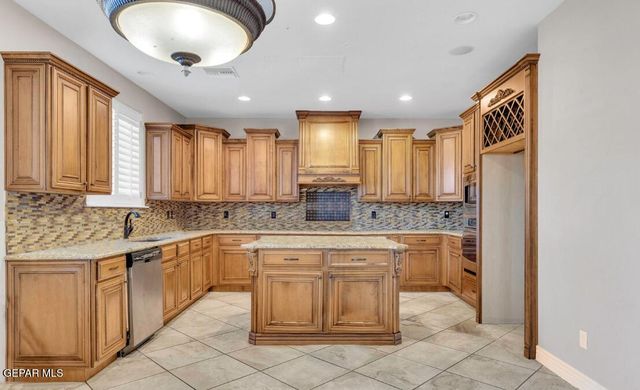 841 GOLDEN EDGE Court, El Paso, TX 79928