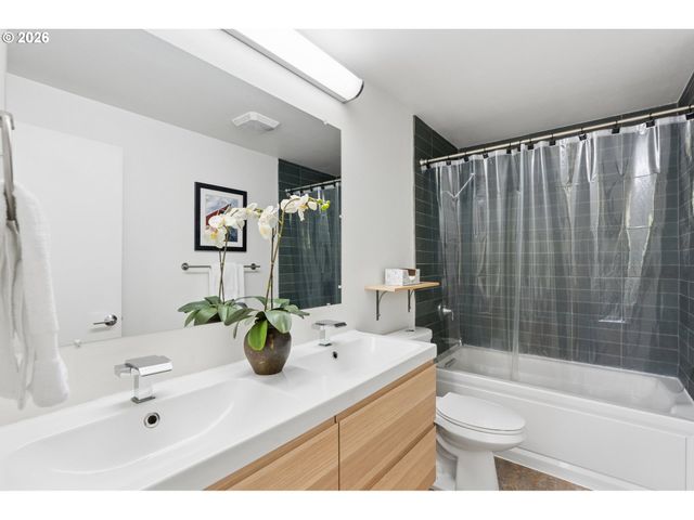 3633 Sw TEXAS St, Portland, OR 97219