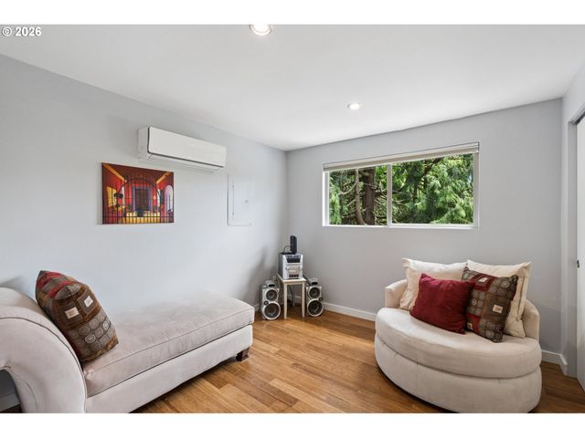 3633 Sw TEXAS St, Portland, OR 97219