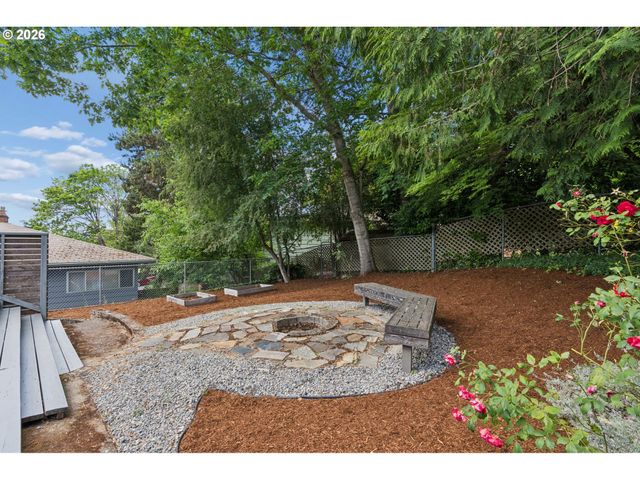 3633 Sw TEXAS St, Portland, OR 97219