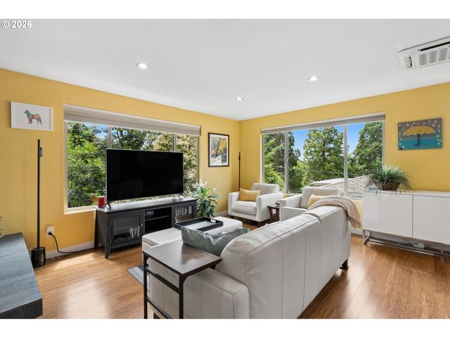 3633 Sw TEXAS St, Portland, OR 97219