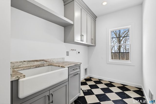 12 Pumpkin Grove, East Lyme, CT 06333