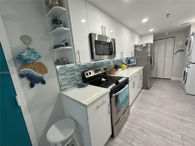 3200 Collins Ave 11-3, Miami Beach, FL 33140
