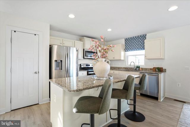 31 LIVERPOOL LN, Martinsburg, WV 25405