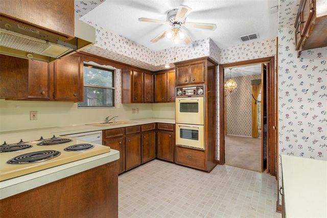 605 N Rivershire Drive, Conroe, TX 77304