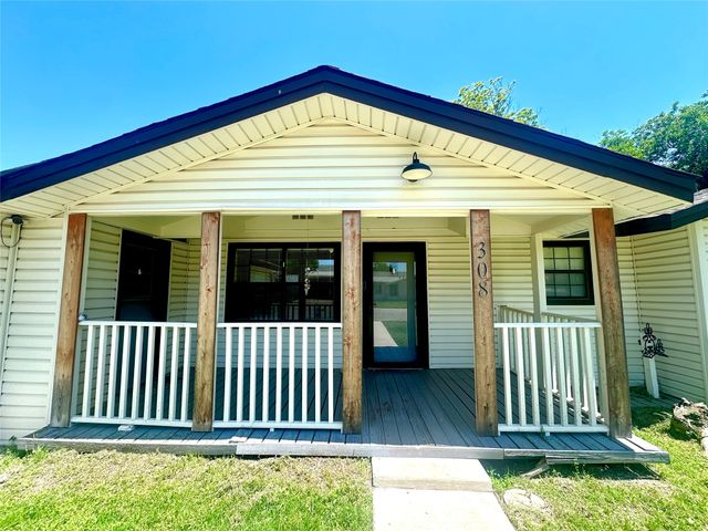308 Sunset Drive, Comanche, TX 76442