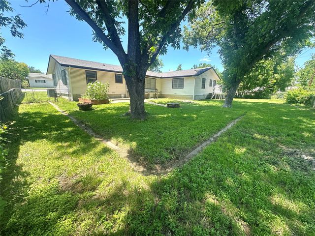 308 Sunset Drive, Comanche, TX 76442