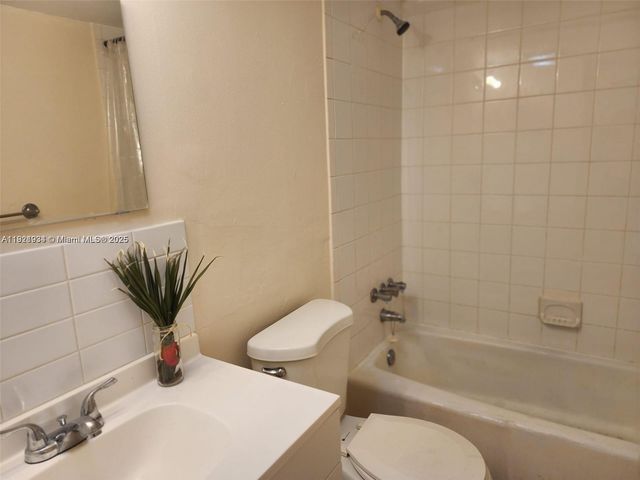 241 SE 9th Ave 110, Pompano Beach, FL 33060