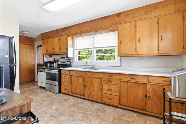 205 Kingston St, Lenoir City, TN 37771