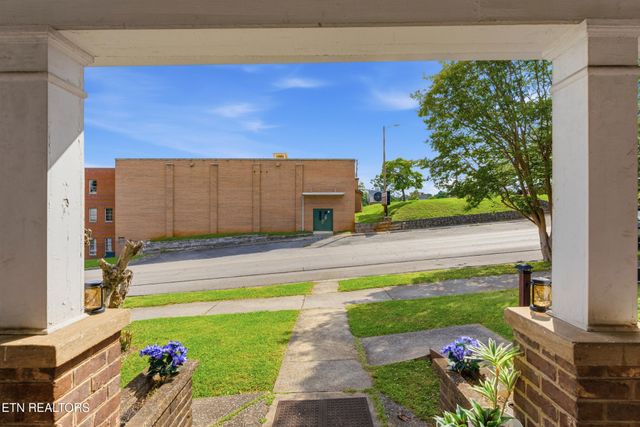 205 Kingston St, Lenoir City, TN 37771