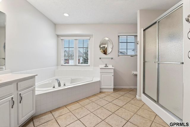 602 Castle Pine Drive, Papillion, NE 68133