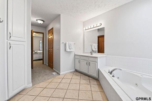 602 Castle Pine Drive, Papillion, NE 68133