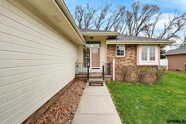 602 Castle Pine Drive, Papillion, NE 68133