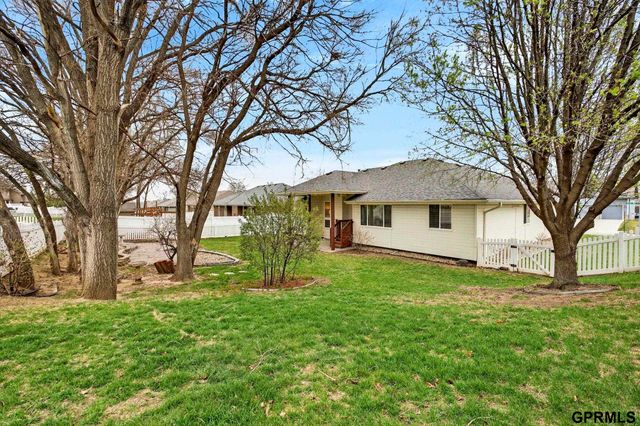 602 Castle Pine Drive, Papillion, NE 68133