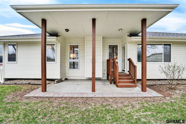 602 Castle Pine Drive, Papillion, NE 68133