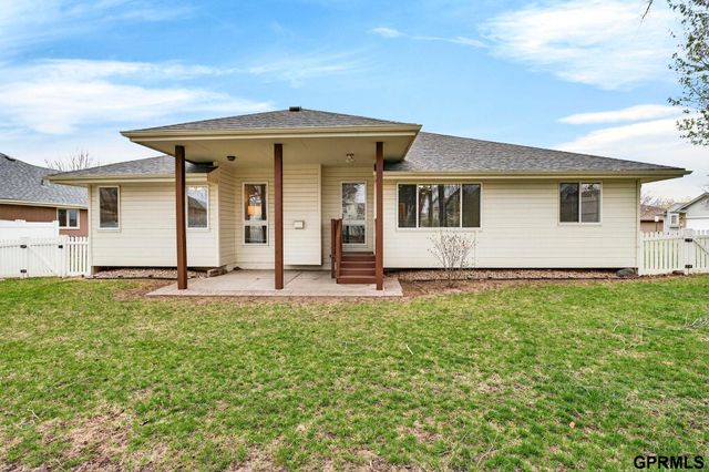 602 Castle Pine Drive, Papillion, NE 68133