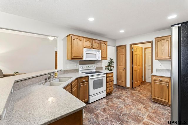 602 Castle Pine Drive, Papillion, NE 68133