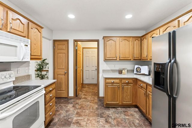 602 Castle Pine Drive, Papillion, NE 68133