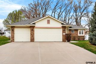 602 Castle Pine Drive, Papillion, NE 68133