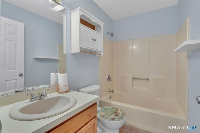 204 Ashmead Commons 204, Enfield, CT 06082