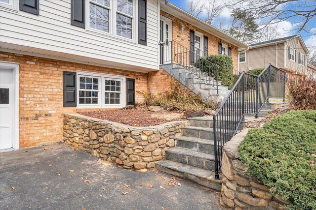4121 White Dove LN, Roanoke, VA 24018