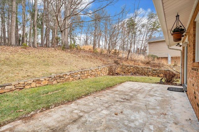 4121 White Dove LN, Roanoke, VA 24018