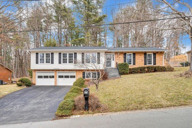 4121 White Dove LN, Roanoke, VA 24018