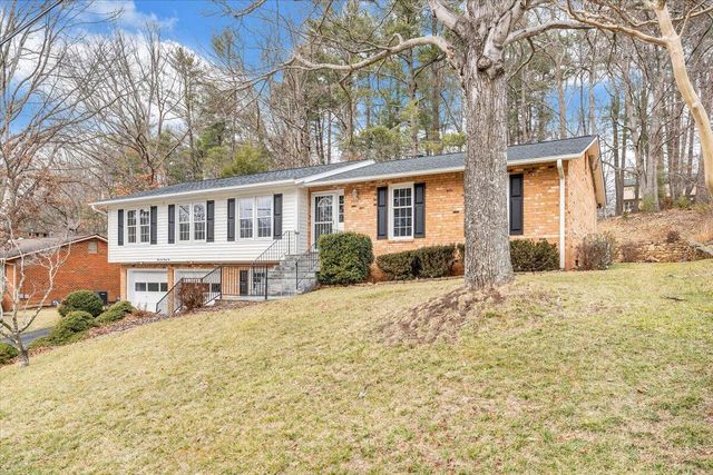 4121 White Dove LN, Roanoke, VA 24018