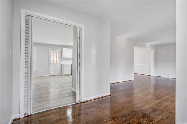 4121 White Dove LN, Roanoke, VA 24018