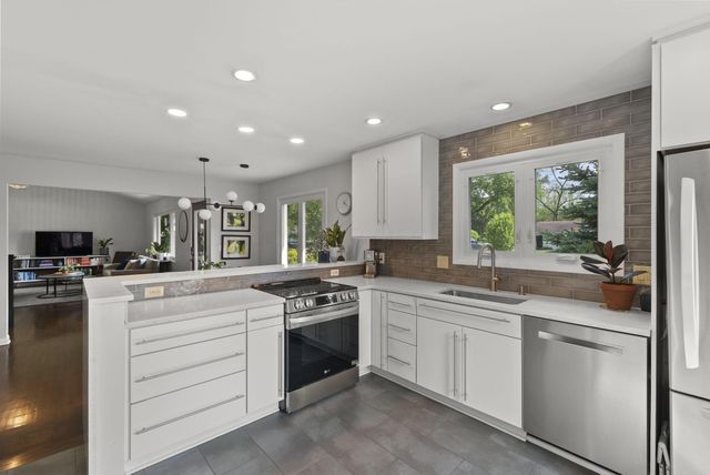 194 W New England Avenue, Columbus, OH 43085