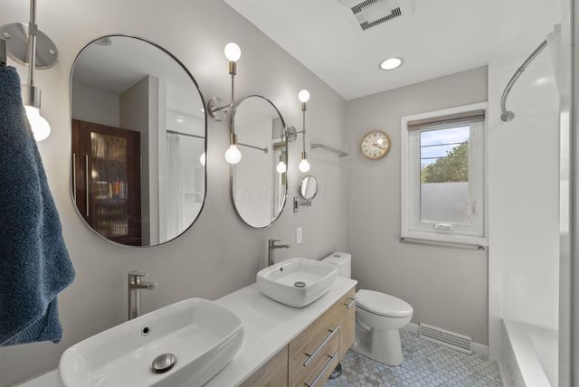 194 W New England Avenue, Columbus, OH 43085