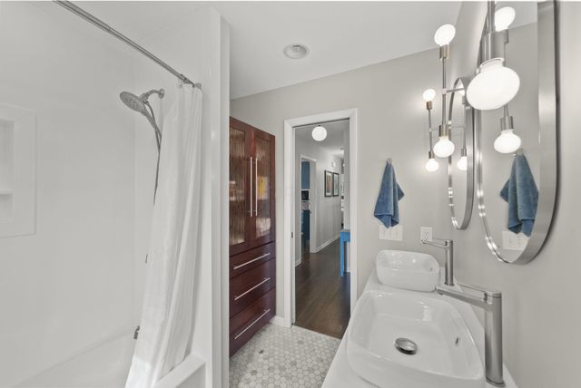 194 W New England Avenue, Columbus, OH 43085