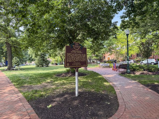 194 W New England Avenue, Columbus, OH 43085