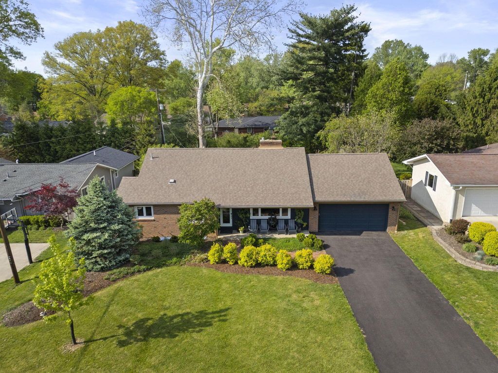 194 W New England Avenue, Columbus, OH 43085