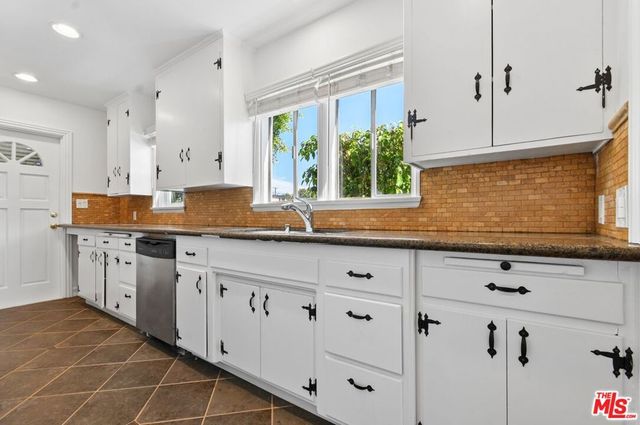 14335 Magnolia Boulevard, Sherman Oaks, CA 91423