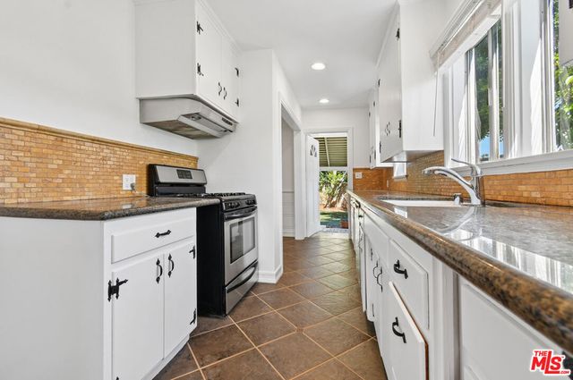 14335 Magnolia Boulevard, Sherman Oaks, CA 91423