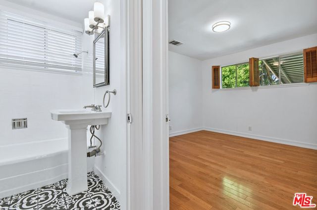 14335 Magnolia Boulevard, Sherman Oaks, CA 91423