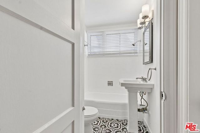 14335 Magnolia Boulevard, Sherman Oaks, CA 91423