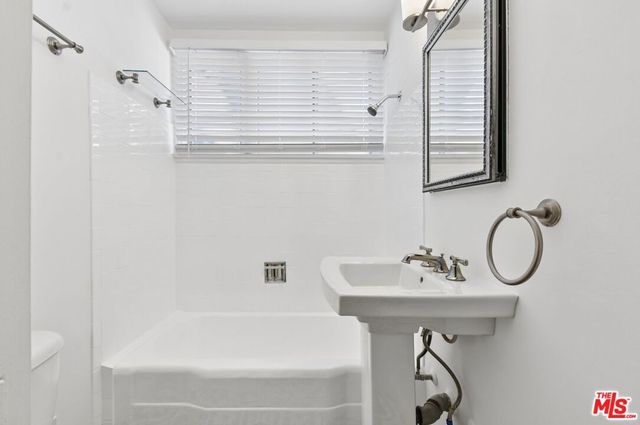 14335 Magnolia Boulevard, Sherman Oaks, CA 91423