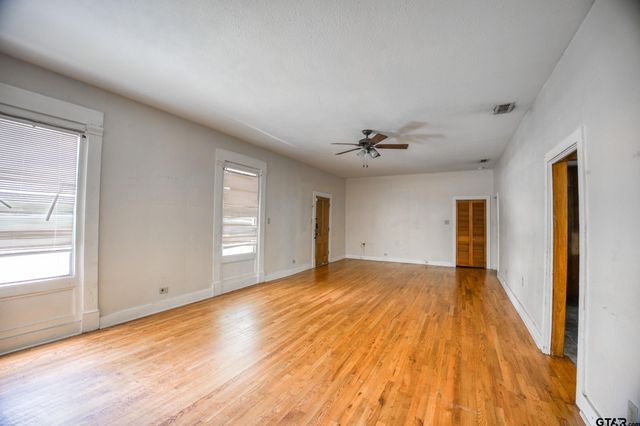 407 E Kolstad, Palestine, TX 75801