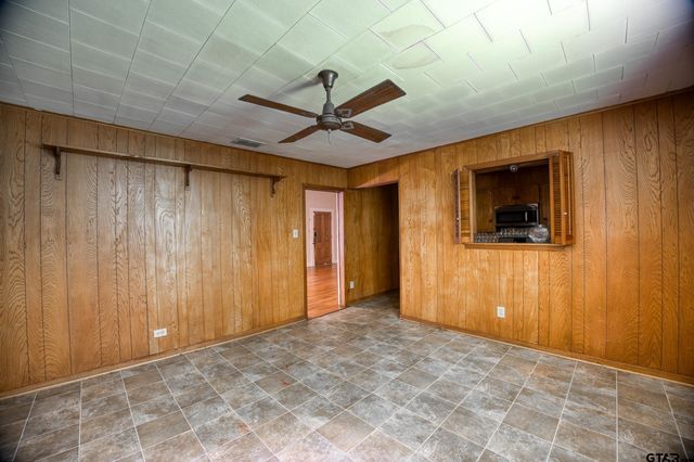 407 E Kolstad, Palestine, TX 75801