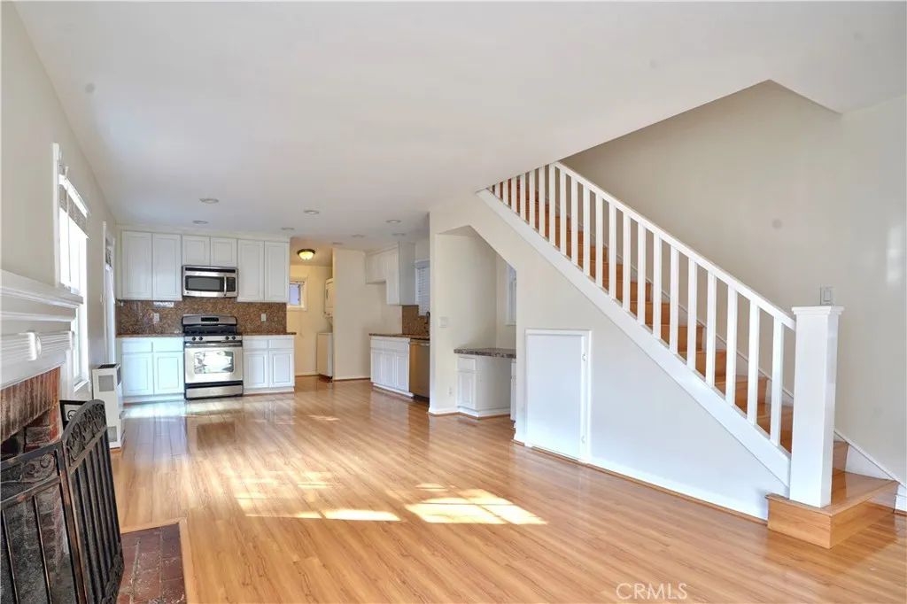 1105 N Beverly Glen, Los Angeles, CA 90077